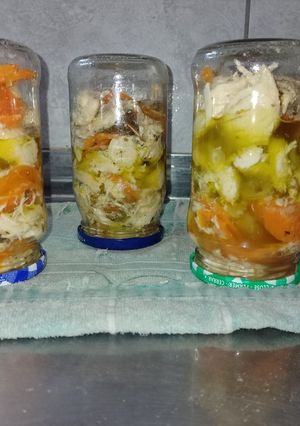 Una foto de Escabeche de pollo con verduras..🧅🥕🫑🍗
