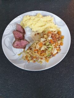 Winterlicher Weißkohl mal anders (statt Rotkohl) mit Kartoffelpüree und Rinderhüfte Rezepthauptbild