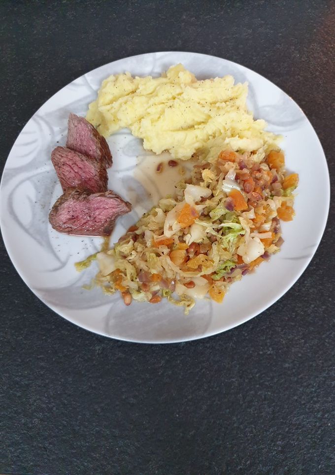 Winterlicher Weißkohl mal anders (statt Rotkohl) mit Kartoffelpüree und Rinderhüfte Rezepthauptbild