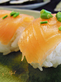 Una foto de Nigiri de salmón ahumado