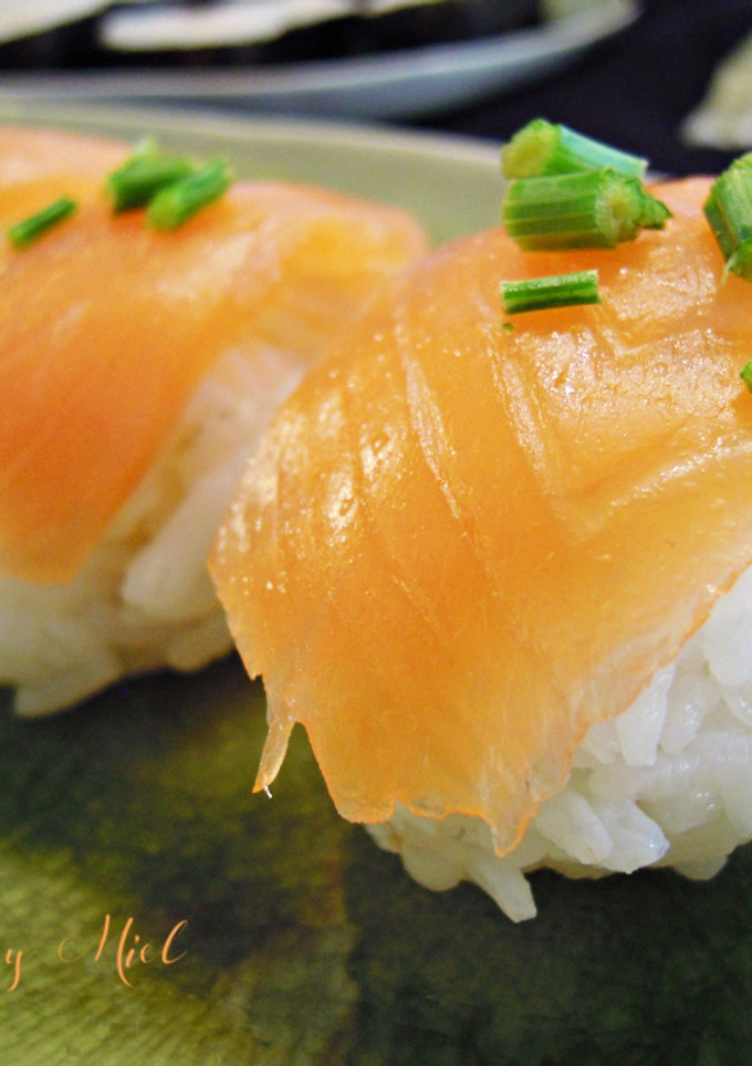 Una foto de Nigiri de salmón ahumado