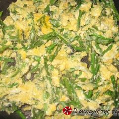 A picture of Agrelia (wild asparagus) with eggs.
