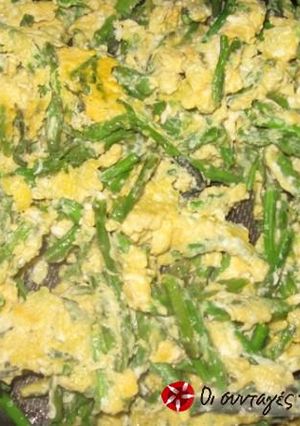 A picture of Agrelia (wild asparagus) with eggs.