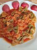 Pasta con tomate frito de albahaca y atún en conserva natural