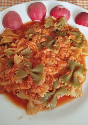 Una foto de Pasta con tomate frito de albahaca y atún en conserva natural