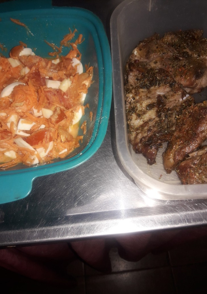 Una foto de Costillitas de cerdo y Ensalada de tomate zanahoria y huevo Duro