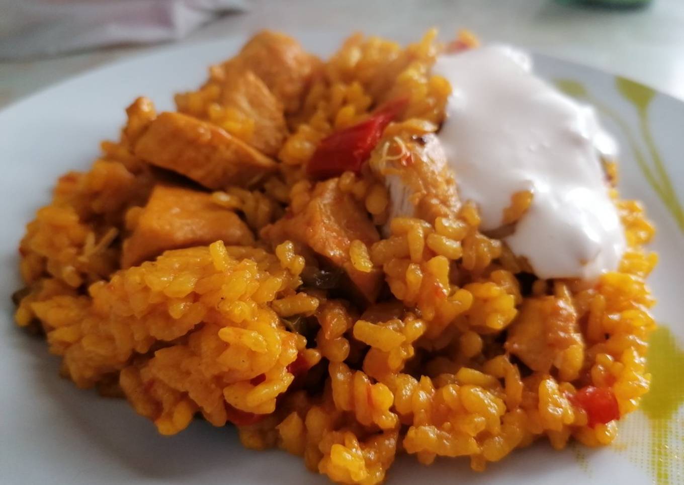 Paella de pollo con alioli