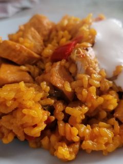 Una foto de Paella de pollo con alioli