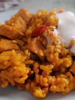 Una foto de Paella de pollo con alioli