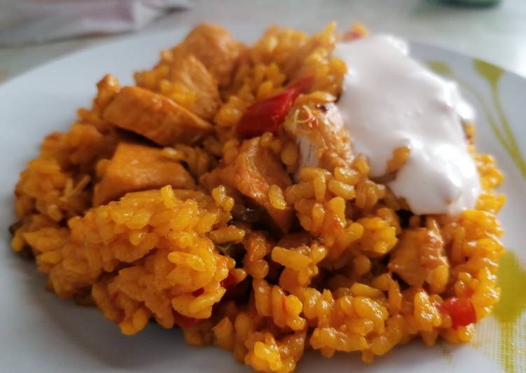 Paella de pollo con alioli