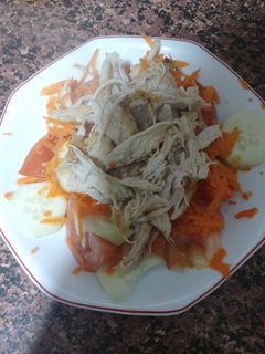 Una foto de Ensalada de pollo y zanahoria