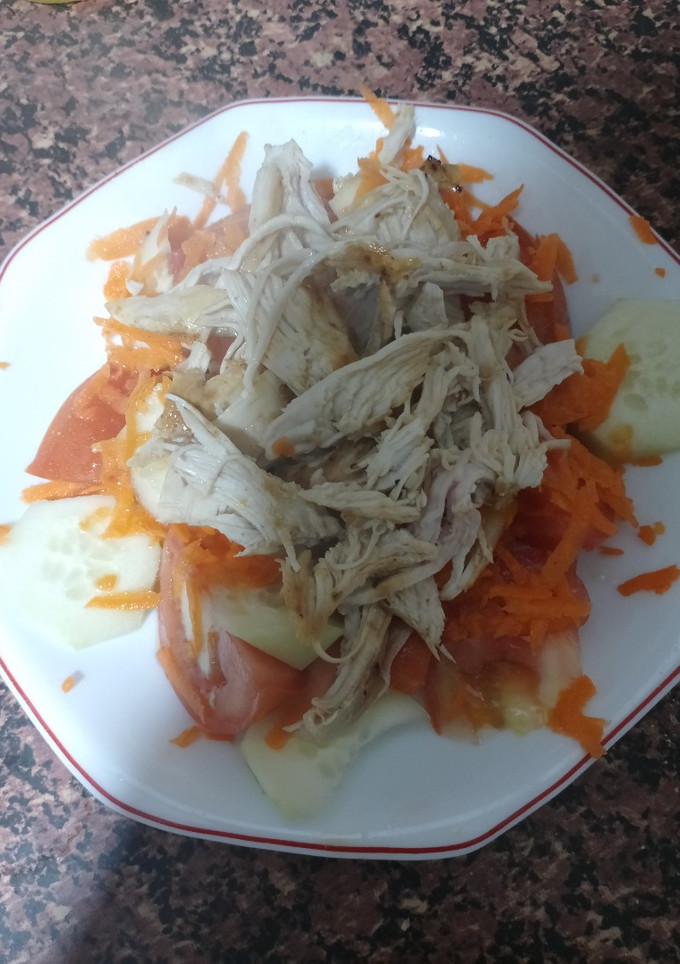 Una foto de Ensalada de pollo y zanahoria