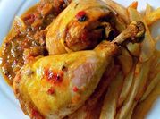 Una foto de cuartos de pollo a la sartén
