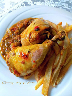 Una foto de Pollo asado en bolsa al horno con curry vindaloo hingú con papas