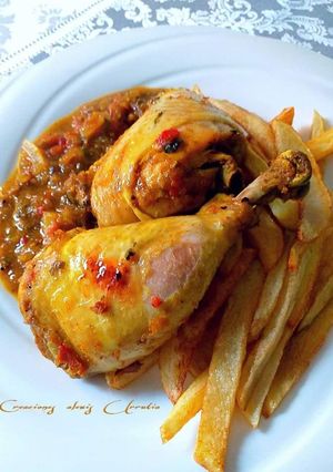 Una foto de Pollo asado en bolsa al horno con curry vindaloo hingú con papas