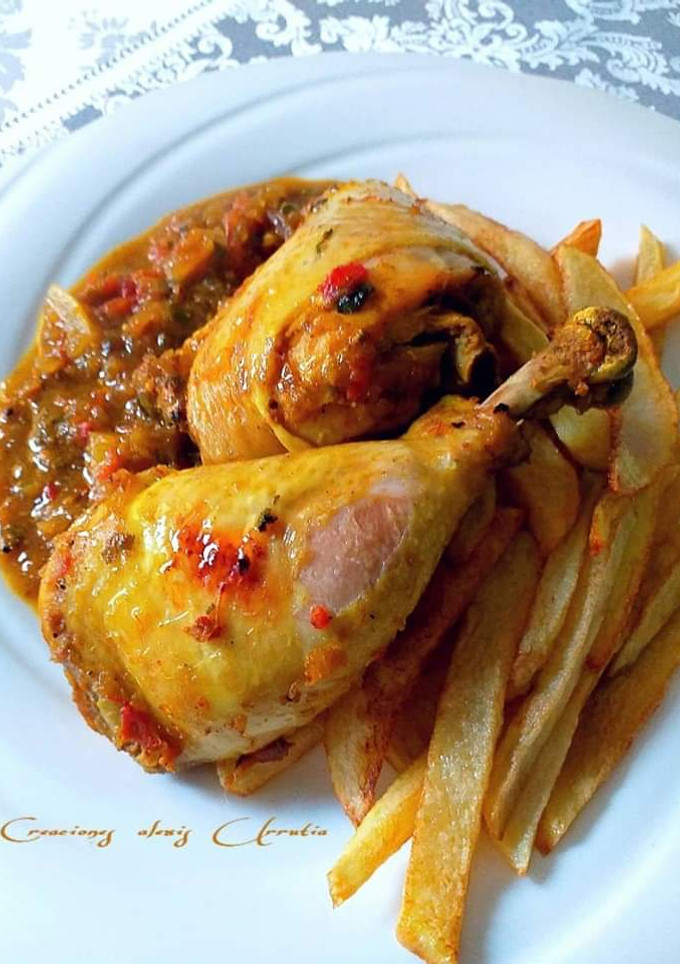 Una foto de Pollo asado en bolsa al horno con curry vindaloo hingú con papas