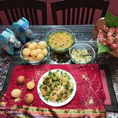 A picture of Masala puri and pani puri.