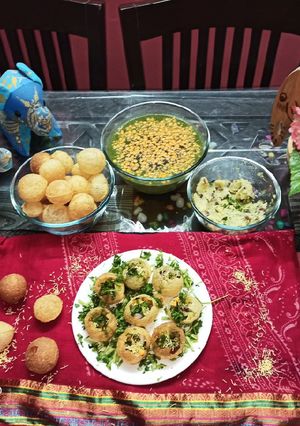 A picture of Masala puri and pani puri.