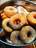 Donas espolvoreadas de azúcar y canela