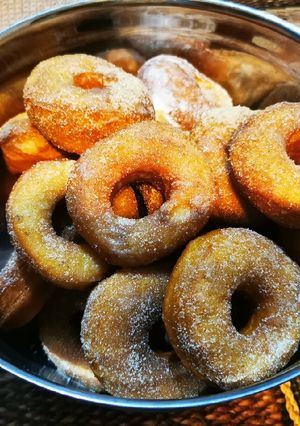 Una foto de Donas espolvoreadas de azúcar y canela