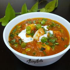 A picture of Matar Paneer.