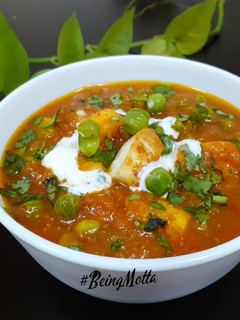 A picture of Matar Paneer.