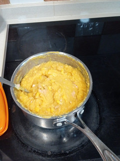 Una foto de Puré de patatas con crema de calabaza, maíz dulce y atún