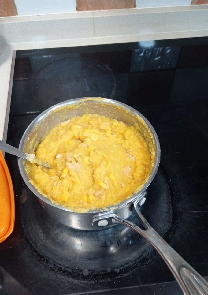 Una foto de Puré de patatas con crema de calabaza, maíz dulce y atún