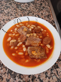 Una foto de Alubias con costillas y chorizo