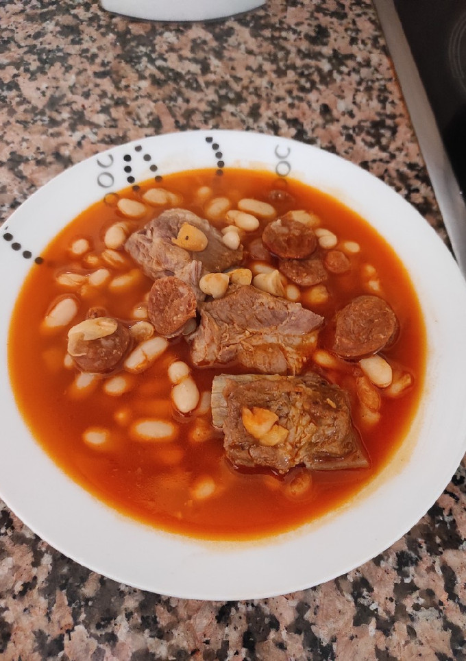Una foto de Alubias con costillas y chorizo