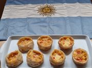 Una foto de canasta de humita