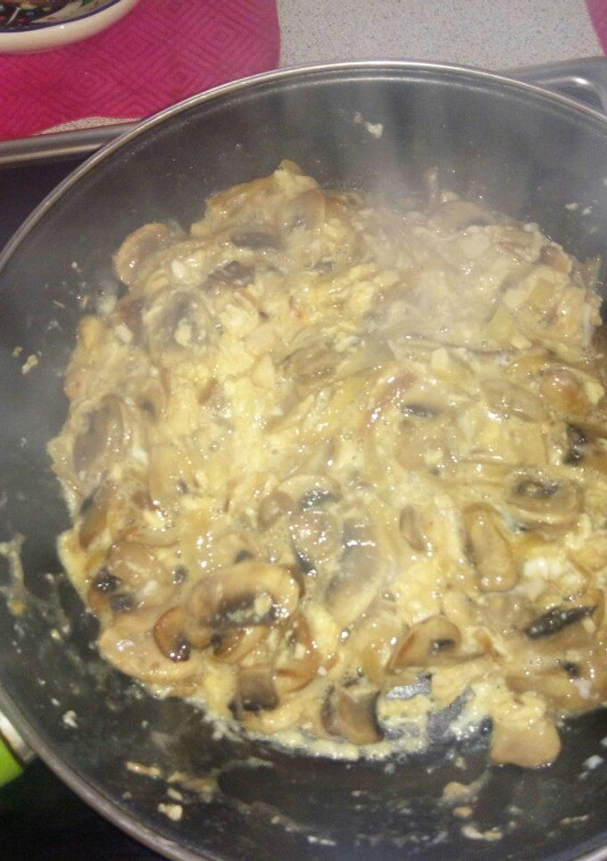 Una foto de Revuelto de champiñones con el pollo asado que me sobró