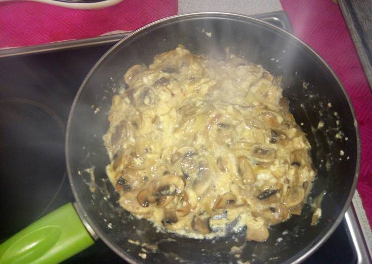 Revuelto de champiñones con el pollo asado que me sobró