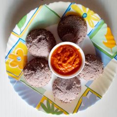 A picture of Ragi Idli (नाचणी इडली).
