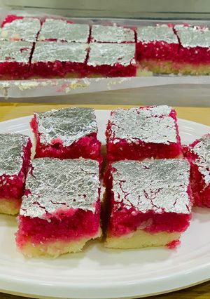 नारियल की बर्फ़ी (nariyal ki barfi recipe in Hindi) रेसिपी मुख्य फोटो