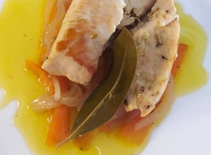 Una foto de Pechuga de pollo escabechada