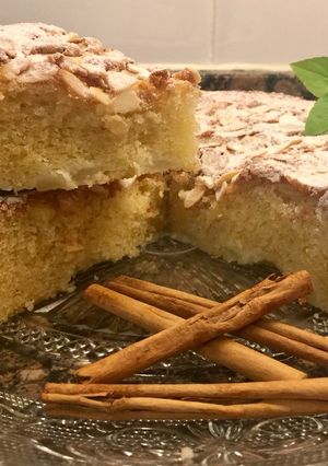 Una foto de Bizcocho de peras con almendras y yogur griego