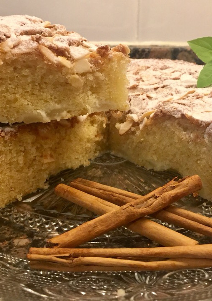 Una foto de Bizcocho de peras con almendras y yogur griego
