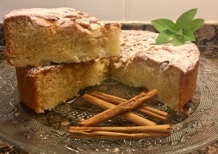 Bizcocho de peras con almendras y yogur griego