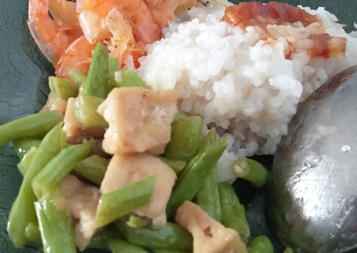 Udang goreng, tumis buncis tahu, sambel terasi