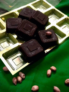 પીનટ ડાર્ક ચોકલેટ (Peanut Dark Chocolate recipe in Gujarati) રેસીપી મુખ્ય ફોટો