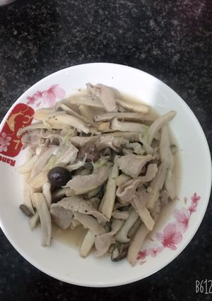 Hình của món Nấm đùi gà xào thịt.