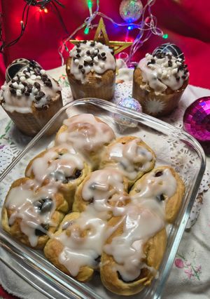 Una foto de Rolls Pan Dulce Navideño y Mini Pan Dulce Con Chips De Chocolate 🎄⭐🤗