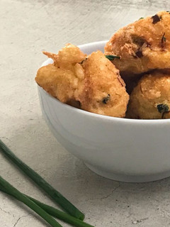 Una foto de Buñuelos de bacalao dorados y crujientes