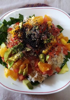 Una foto de Ensalada de espinacas y arroz