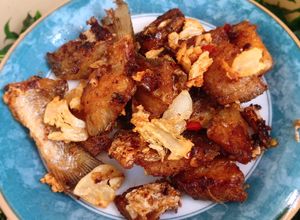 Hình của món Khô cá đù một nắng chiên tỏi ớt.