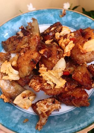 Hình của món Khô cá đù một nắng chiên tỏi ớt.