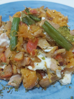 Una foto de Calabaza salteada con verduras, lomo adobado y rulo de cabra