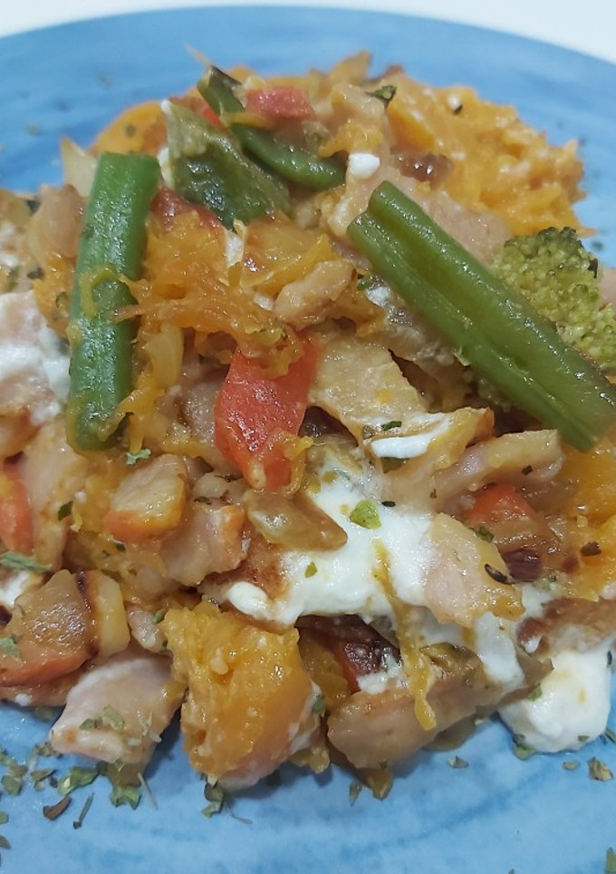 Una foto de Calabaza salteada con verduras, lomo adobado y rulo de cabra