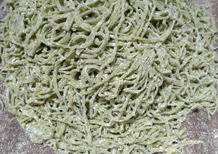 8. Mie Bayam